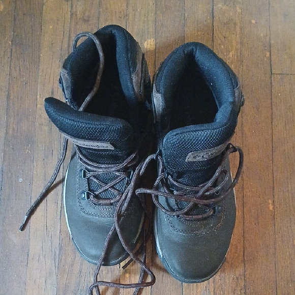 Columbia Brown Outdoor Boots with Ankle Support and Rugged Design - Picture 5 of 8